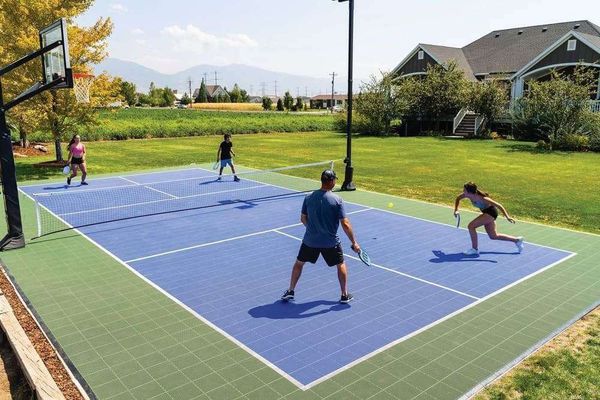 Sân Pickleball dạng hình chữ nhật phù hợp đánh đơn và đánh đôi