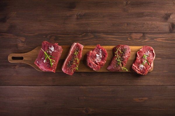 Thịt đỏ mang lại nhiều lợi ích sức khỏe đáng kể, nhưng cũng tiềm ẩn một số rủi ro nếu ăn&nbsp;không đúng cách