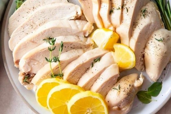 Ức gà là thực phẩm giàu protein được các gymer ưa chuộng