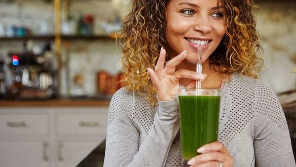 Nên uống nước rau má vào buổi trưa hoặc xế trưa để cơ thể hấp thụ đầy đủ dưỡng chất