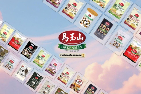 Túi bột ngũ cốc dinh dưỡng Greenmax Đài Loan chính hãng đặt trên nền bầu trời xanh, tượng trưng cho nguồn nguyên liệu thiên nhiên thuần khiết, hỗ trợ giảm cân và ăn kiêng hiệu quả.