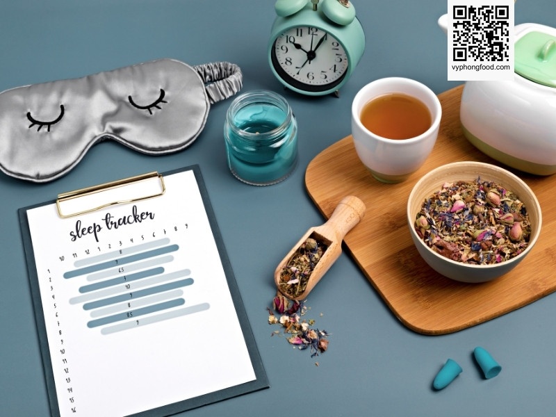 Hồng trà Rooibos Nam Phi túi lọc thương hiệu African Dawn trên nền vùng núi Cederberg - Minh họa công dụng của trà thảo mộc giúp ngủ ngon và giảm stress.