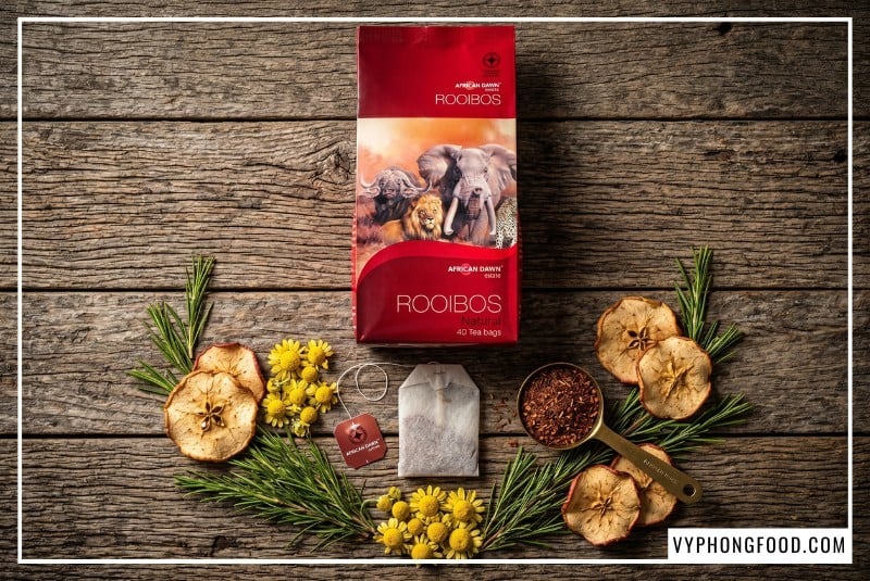 Trà rooibos Nam Phi African Dawn tự nhiên không chứa caffeine, cực ít tannin, là loại trà thảo mộc tốt cho sức khỏe được khuyên dùng cho cả gia đình, từ trẻ nhỏ 6 tháng tuổi, phụ nữ mang thai đến người cao tuổi, giúp xoa dịu tiêu hóa và bảo vệ giấc ngủ.
