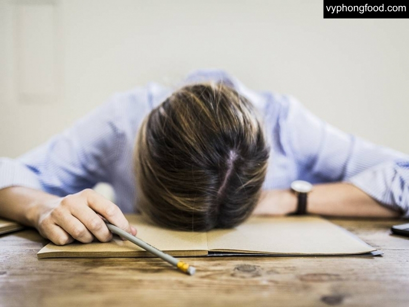 Hình minh họa Những triệu chứng thiếu hụt Vitamin B12 ở người ăn chay: da tái nhợt hoặc ám vàng, mệt mỏi uể oải, tê bì tay chân, viêm lưỡi, thở dốc chóng mặt và mờ mắt liên quan thần kinh thị giác; khuyến nghị nhận diện sớm, tầm soát và bổ sung B12 an toàn với bột ngũ cốc dinh dưỡng Greenmax.