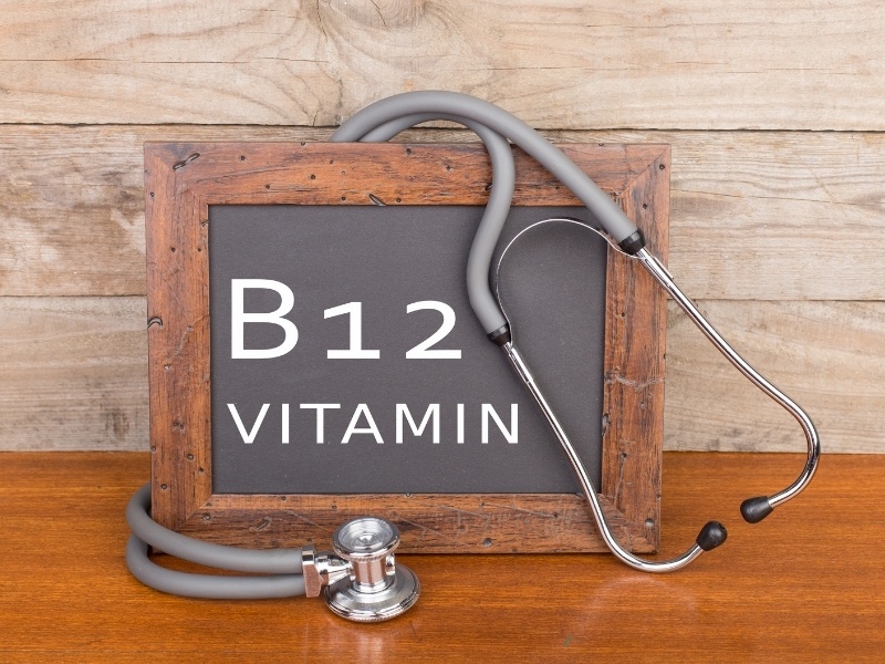 Hình minh họa Những triệu chứng thiếu hụt Vitamin B12 ở người ăn chay: da tái nhợt hoặc ám vàng, mệt mỏi uể oải, tê bì tay chân, viêm lưỡi, thở dốc chóng mặt và mờ mắt liên quan thần kinh thị giác; khuyến nghị nhận diện sớm, tầm soát và bổ sung B12 an toàn với bột ngũ cốc dinh dưỡng Greenmax.