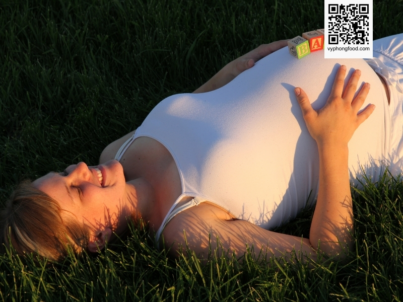 A pregnant woman is drinking a cup of nutritional cereal powder, representing the question: Can pregnant women drink cereal powder? Learn the scientific explanation, health benefits, and cases to avoid.