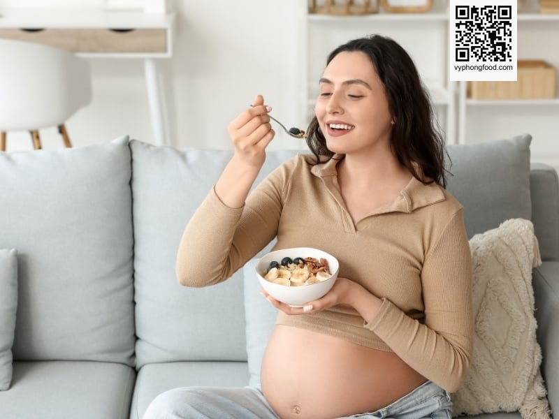 A pregnant woman is drinking a cup of nutritional cereal powder, representing the question: Can pregnant women drink cereal powder? Learn the scientific explanation, health benefits, and cases to avoid.