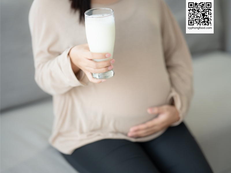 A pregnant woman is drinking a cup of nutritional cereal powder, representing the question: Can pregnant women drink cereal powder? Learn the scientific explanation, health benefits, and cases to avoid.