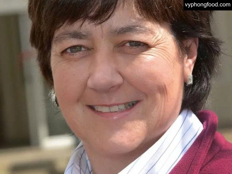 Cup of South African rooibos tea with teabags and a Vietnamese guide overlay, caffeine-free herbal tea, new research highlights, benefits, and easy brewing tips from vyphongfood.com (African Dawn).