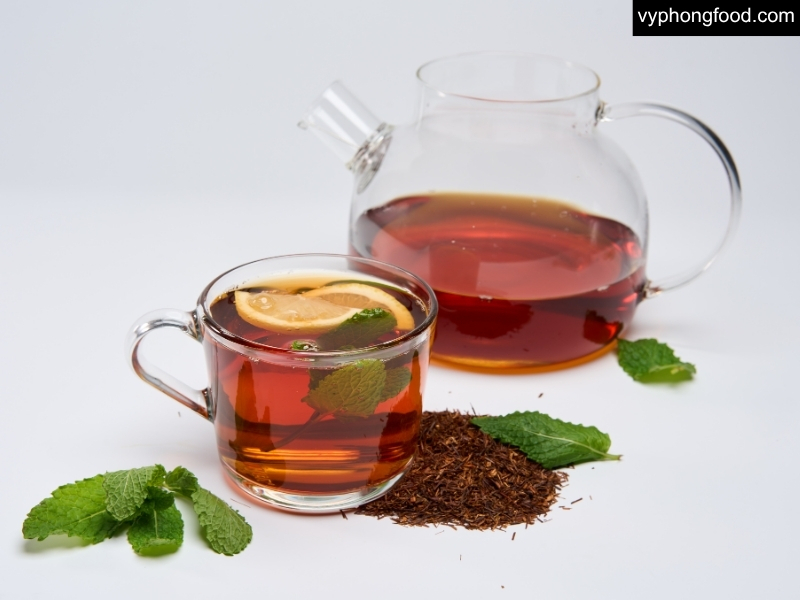A cup of South African Rooibos tea beside a glass of water, illustrating a practical, easy hydration guide, caffeine-free, antioxidant-rich, and low in tannins.