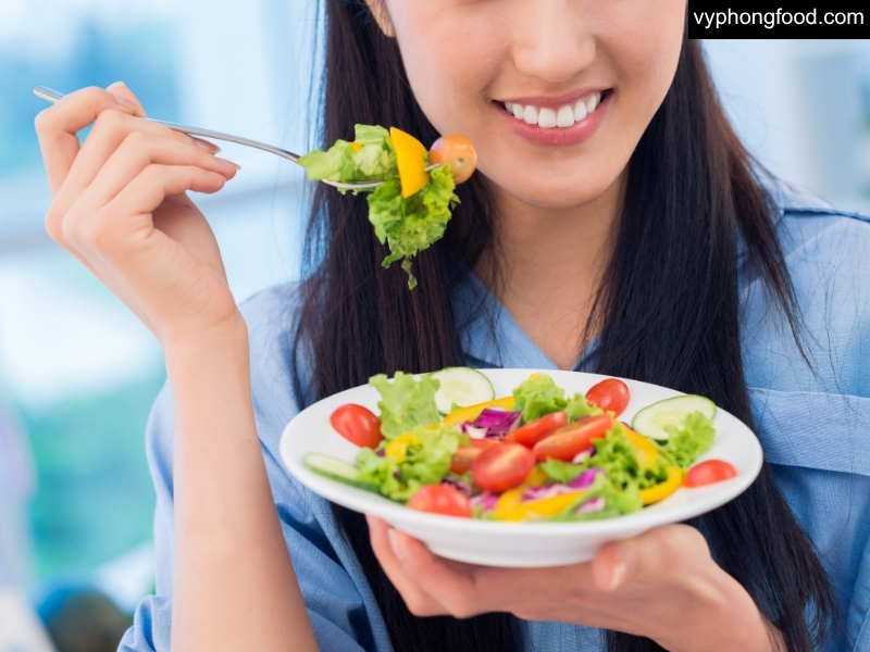 Ly bột ngũ cốc dinh dưỡng cho người ăn chay pha ấm với hạt và trái cây, giải pháp an toàn đủ chất mỗi ngày.