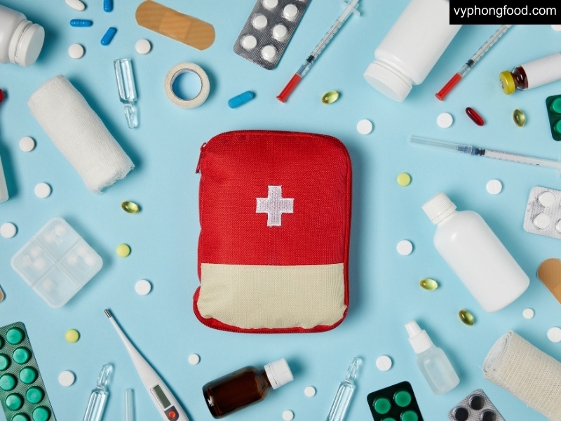 South African Rooibos tea – a caffeine-free herbal tea rich in antioxidants, perfect as a natural first aid remedy for sunburn, stress relief, tummy aches, insect bites, and better sleep during holidays.