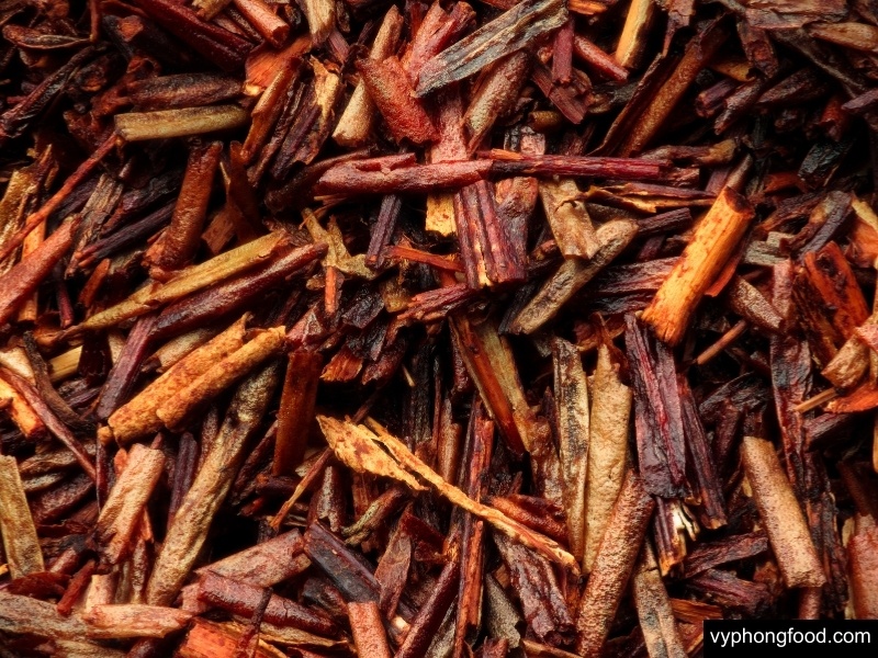 South African Rooibos tea – a caffeine-free herbal tea rich in antioxidants, perfect as a natural first aid remedy for sunburn, stress relief, tummy aches, insect bites, and better sleep during holidays.