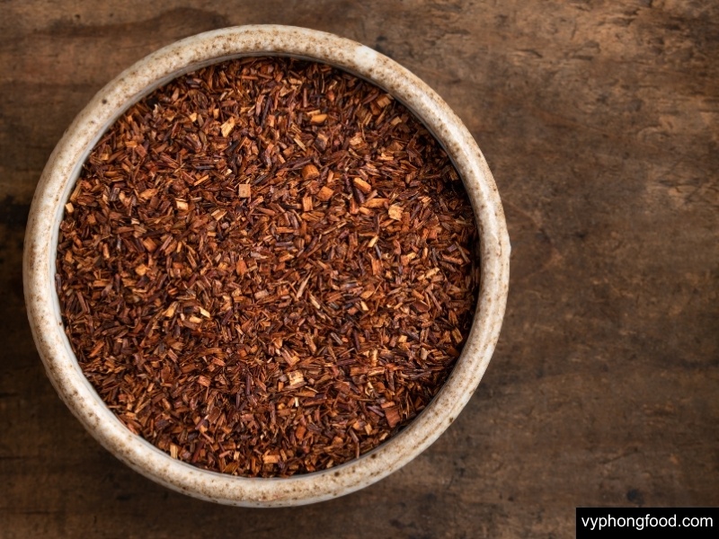 South African Rooibos tea – a caffeine-free herbal tea rich in antioxidants, perfect as a natural first aid remedy for sunburn, stress relief, tummy aches, insect bites, and better sleep during holidays.