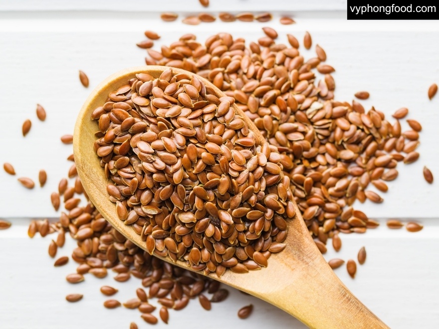 ly bột ngũ cốc dinh dưỡng greenmax đài loan pha nóng đặt trên bàn bếp sạch cạnh chén hạt chia và hạt lanh dành cho người giảm mỡ bụng ăn kiêng cần bữa sáng healthy ít calo