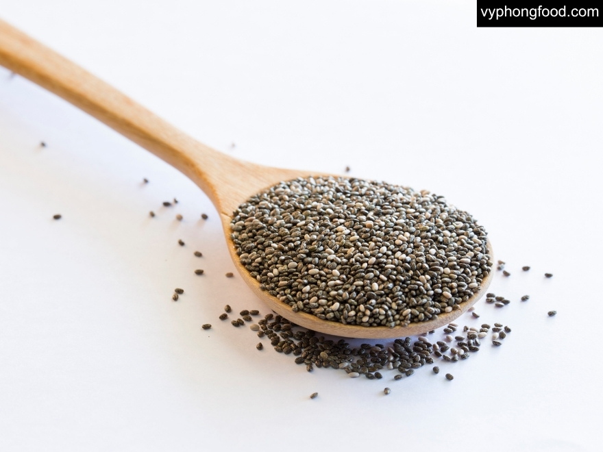 ly bột ngũ cốc dinh dưỡng greenmax đài loan pha nóng đặt trên bàn bếp sạch cạnh chén hạt chia và hạt lanh dành cho người giảm mỡ bụng ăn kiêng cần bữa sáng healthy ít calo