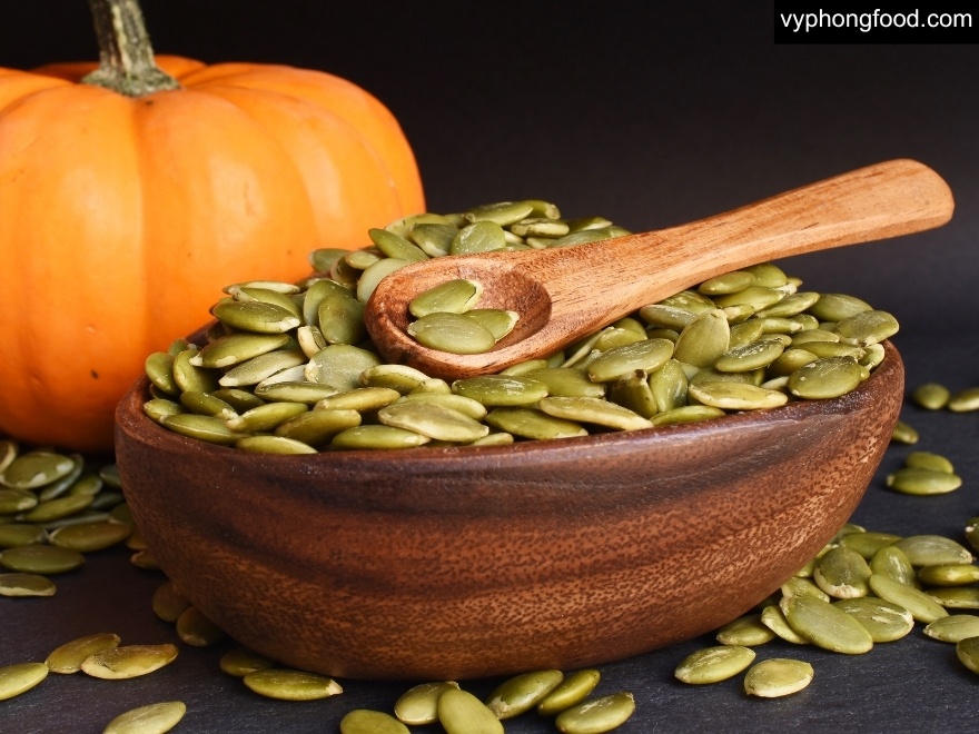 ly bột ngũ cốc dinh dưỡng greenmax đài loan pha nóng đặt trên bàn bếp sạch cạnh chén hạt chia và hạt lanh dành cho người giảm mỡ bụng ăn kiêng cần bữa sáng healthy ít calo