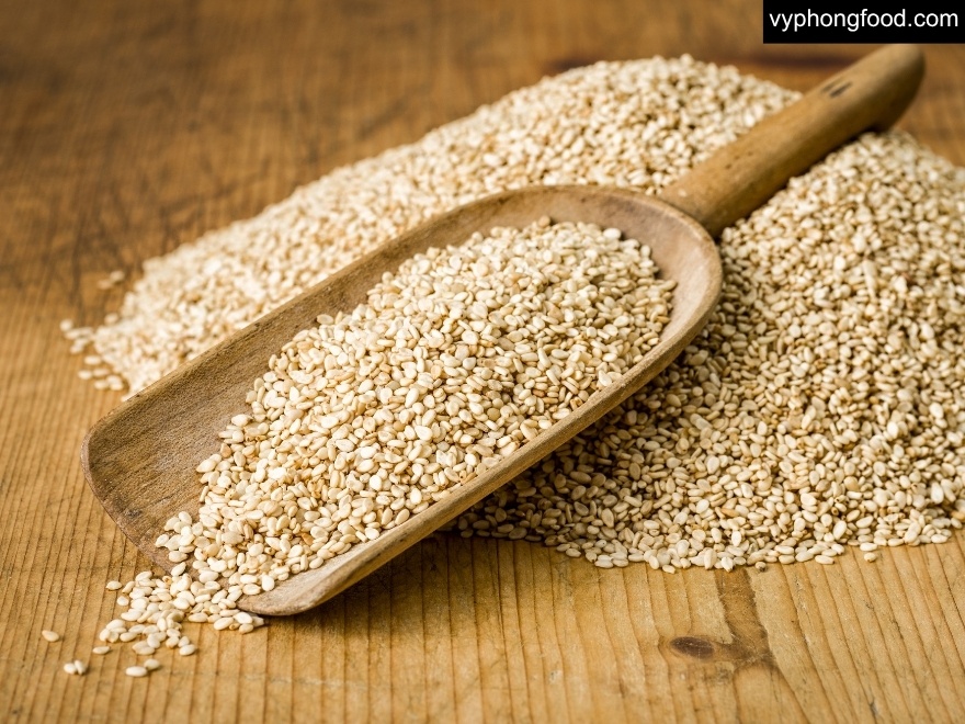 ly bột ngũ cốc dinh dưỡng greenmax đài loan pha nóng đặt trên bàn bếp sạch cạnh chén hạt chia và hạt lanh dành cho người giảm mỡ bụng ăn kiêng cần bữa sáng healthy ít calo