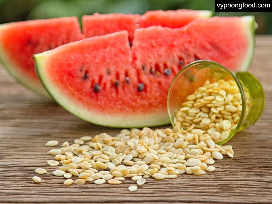 ly bột ngũ cốc dinh dưỡng greenmax đài loan pha nóng đặt trên bàn bếp sạch cạnh chén hạt chia và hạt lanh dành cho người giảm mỡ bụng ăn kiêng cần bữa sáng healthy ít calo