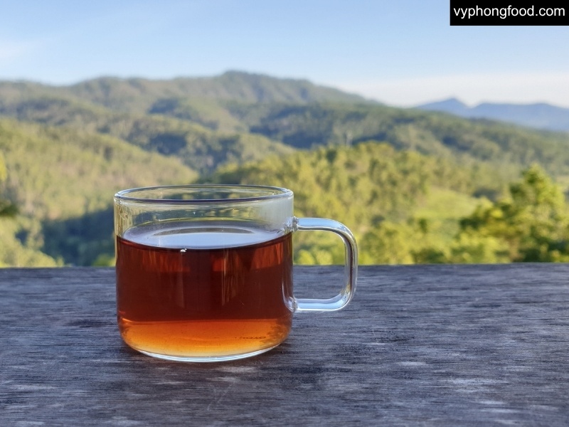 Infographic comparing decaffeinated tea and caffeine-free tea: definitions, processing steps, trace caffeine versus natural zero caffeine, examples from black/green decaf and South African rooibos, with guidance for sleep, caffeine sensitivity, and everyday drinking.