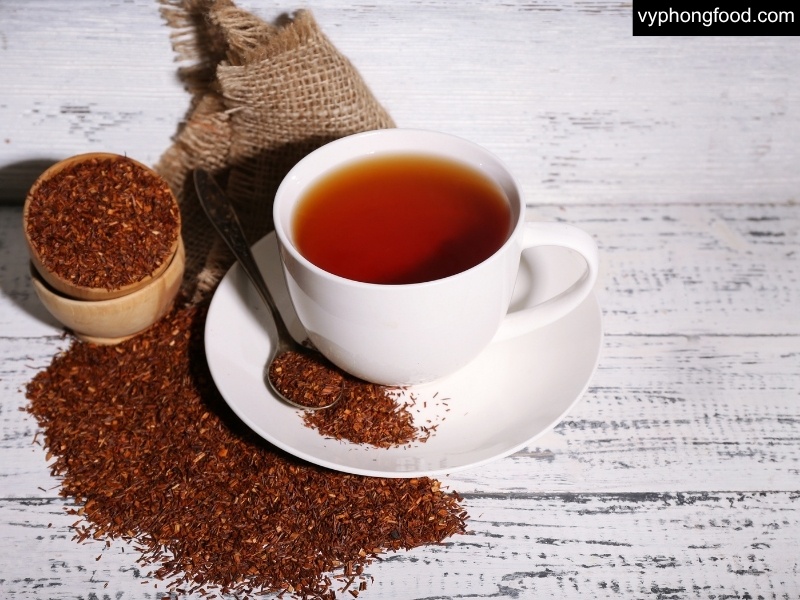 Infographic comparing decaffeinated tea and caffeine-free tea: definitions, processing steps, trace caffeine versus natural zero caffeine, examples from black/green decaf and South African rooibos, with guidance for sleep, caffeine sensitivity, and everyday drinking.