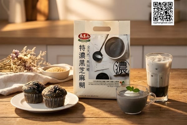 Hình ảnh không gian bếp hiện đại với sản phẩm Bột ngũ cốc dinh dưỡng không đường từ mè đen Greenmax (nhập khẩu Đài Loan). Gợi ý cách chế biến thành các món tráng miệng healthy, ít calo như: Bánh Muffin mè đen xốp mềm, Pudding mè đen núng nính và Latte mè đen đá xay giải nhiệt.