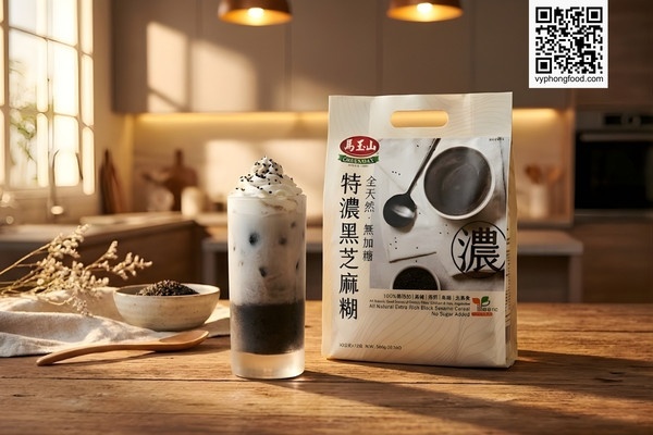 Hình ảnh không gian bếp hiện đại với sản phẩm Bột ngũ cốc dinh dưỡng không đường từ mè đen Greenmax (nhập khẩu Đài Loan). Gợi ý cách chế biến thành các món tráng miệng healthy, ít calo như: Bánh Muffin mè đen xốp mềm, Pudding mè đen núng nính và Latte mè đen đá xay giải nhiệt.