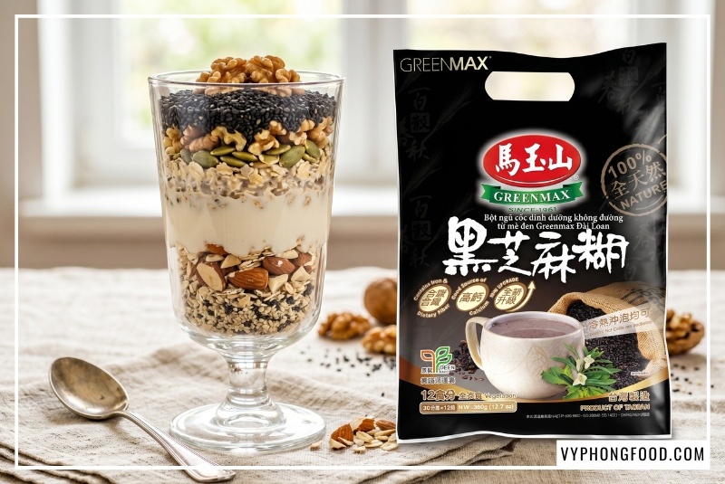 Bột ngũ cốc dinh dưỡng Greenmax béo bùi thơm ngon minh họa trực quan công dụng của bột mè đen và cách dùng bột mè đen chuẩn khoa học giúp lợi sữa, bổ máu, ngừa táo bón hiệu quả cho mẹ bầu và phụ nữ sau sinh.