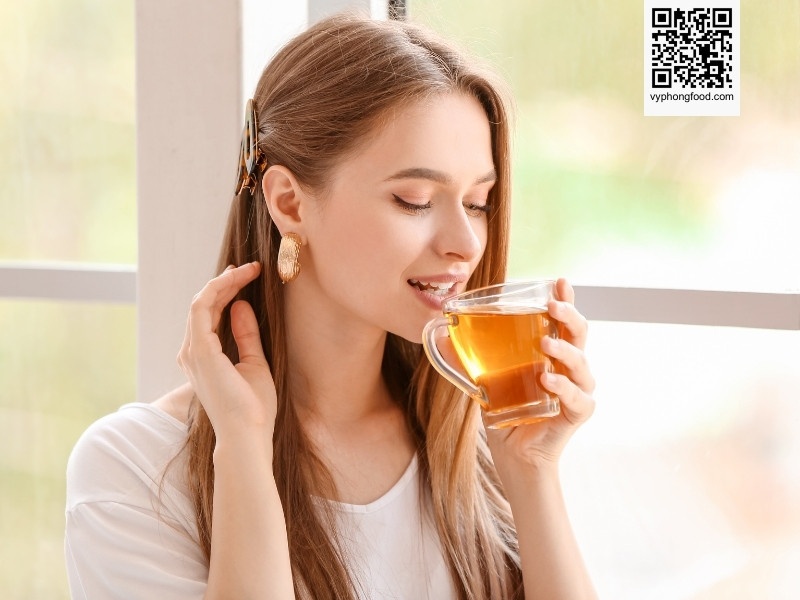 Hộp hồng trà Rooibos Nam Phi African Dawn - loại trà thảo mộc giảm cân, giảm stress không caffeine, chụp tại vùng nguyên liệu Cederberg, Nam Phi.