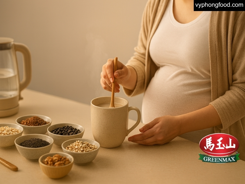 Mẹ bầu pha bột ngũ cốc dinh dưỡng ấm trong bếp, bày yến mạch; gạo lứt; đậu đen; mè đen; hạt ý dĩ; hạt lanh; óc chó - minh họa cho câu hỏi “bầu uống ngũ cốc được không” và cách chọn ngũ cốc nguyên cám, ít đường.