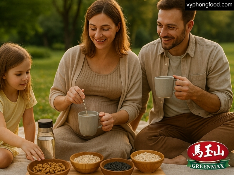 Mẹ bầu pha bột ngũ cốc dinh dưỡng ấm trong bếp, bày yến mạch; gạo lứt; đậu đen; mè đen; hạt ý dĩ; hạt lanh; óc chó - minh họa cho câu hỏi “bầu uống ngũ cốc được không” và cách chọn ngũ cốc nguyên cám, ít đường.