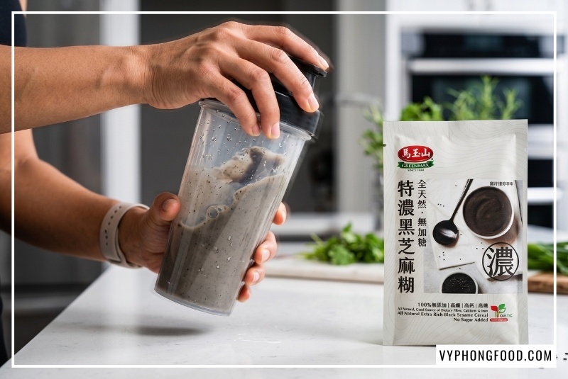 Hình ảnh mẹ bỉm hiện đại đang pha ngũ cốc dinh dưỡng Greenmax Đài Loan nhằm tận dụng tối đa công dụng của bột mè đen và cách dùng bột mè đen đúng chuẩn giúp lợi sữa, ngừa táo bón sau sinh.