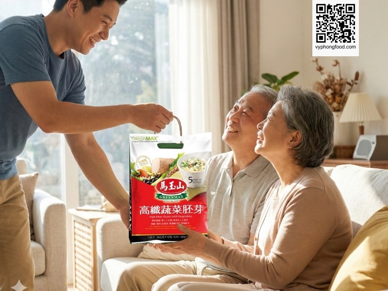 Con cái tặng ba mẹ gói bột ngũ cốc dinh dưỡng cho người già Greenmax giúp tăng cường sức khỏe.