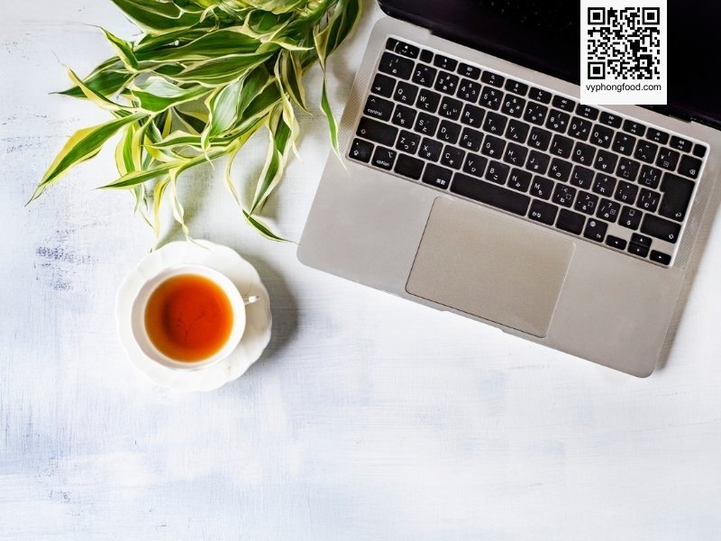 Hộp Hồng trà Rooibos Nam Phi túi lọc thương hiệu African Dawn đặt trên nền thiên nhiên vùng núi Cederberg - Trà thảo mộc giúp ngủ ngon tự nhiên.