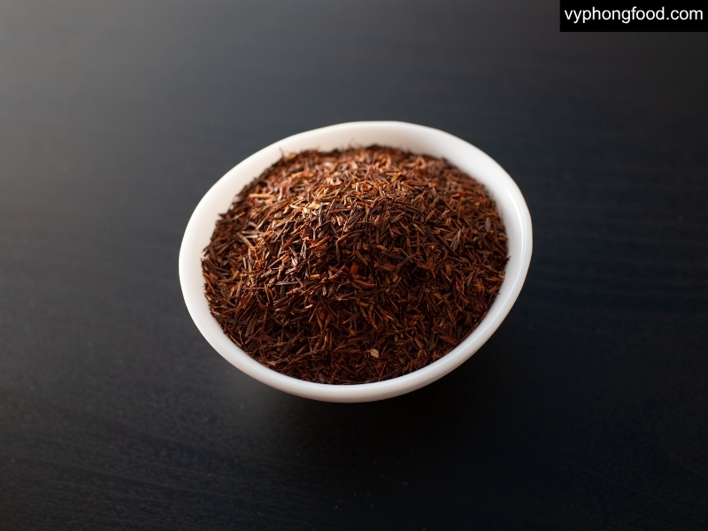 Image explaining that South African rooibos tea is naturally caffeine-free, with a comparison to decaffeinated black and green teas and guidance for sleep-friendly drinking.