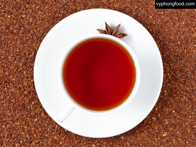 Image explaining that South African rooibos tea is naturally caffeine-free, with a comparison to decaffeinated black and green teas and guidance for sleep-friendly drinking.