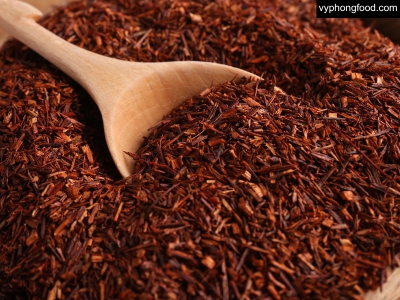 Image explaining that South African rooibos tea is naturally caffeine-free, with a comparison to decaffeinated black and green teas and guidance for sleep-friendly drinking.