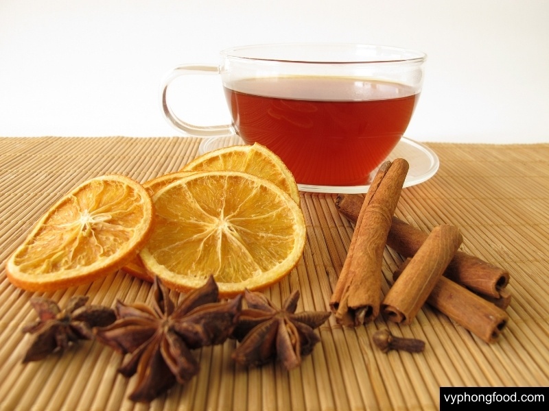A glass of South African Rooibos tea served with fresh fruit and mint, highlighting refreshing summer drink ideas and health benefits.