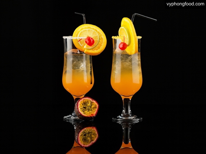 A glass of South African Rooibos tea served with fresh fruit and mint, highlighting refreshing summer drink ideas and health benefits.