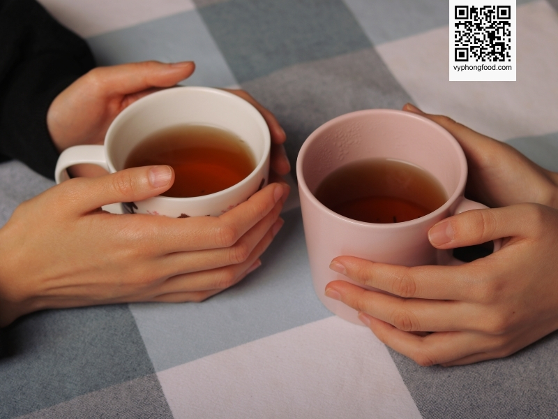 Hồng trà Rooibos Nam Phi African Dawn nhập khẩu chính ngạch, minh chứng rõ nét cho công dụng của trà thảo mộc đối với sức khỏe. Thưởng thức trà thảo mộc dễ ngủ Rooibos African Dawn - một trong các loại trà thảo mộc trên thị trường không chứa Caffeine giúp thư giãn.