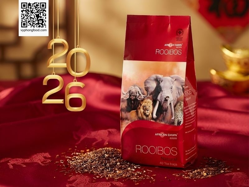 Hình ảnh sản phẩm Hồng trà Rooibos Nam Phi thương hiệu African Dawn tại vùng nguyên liệu Cederberg độc bản. Sản phẩm minh chứng rõ nét cho công dụng của trà thảo mộc trong việc hỗ trợ giấc ngủ, giảm căng thẳng, không chứa caffeine. Đây là lựa chọn quà Tết 2026 sang trọng, nhập khẩu chính ngạch bởi Vy Phong Food.