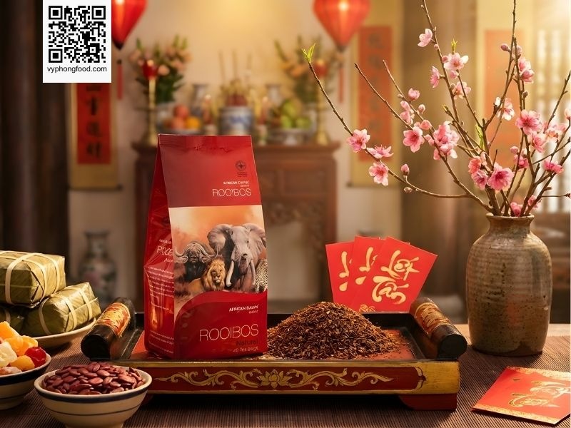 Hình ảnh sản phẩm Hồng trà Rooibos Nam Phi thương hiệu African Dawn tại vùng nguyên liệu Cederberg độc bản. Sản phẩm minh chứng rõ nét cho công dụng của trà thảo mộc trong việc hỗ trợ giấc ngủ, giảm căng thẳng, không chứa caffeine. Đây là lựa chọn quà Tết 2026 sang trọng, nhập khẩu chính ngạch bởi Vy Phong Food.