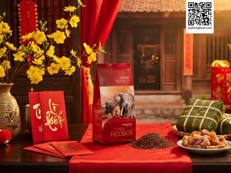 Hình ảnh sản phẩm Hồng trà Rooibos Nam Phi thương hiệu African Dawn tại vùng nguyên liệu Cederberg độc bản. Sản phẩm minh chứng rõ nét cho công dụng của trà thảo mộc trong việc hỗ trợ giấc ngủ, giảm căng thẳng, không chứa caffeine. Đây là lựa chọn quà Tết 2026 sang trọng, nhập khẩu chính ngạch bởi Vy Phong Food.