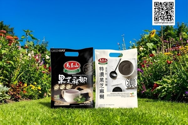 Hình ảnh các hộp Bột ngũ cốc dinh dưỡng từ mè đen Greenmax Đài Loan (loại có đường và không đường) đặt trên nền thiên nhiên, minh họa cho bài viết review so sánh sự khác biệt về chất lượng.