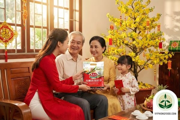 Hình ảnh hộp quà Tết sang trọng chứa bột ngũ cốc dinh dưỡng Greenmax, món quà sức khỏe ý nghĩa và tiện lợi dịp khai xuân cho cả gia đình.