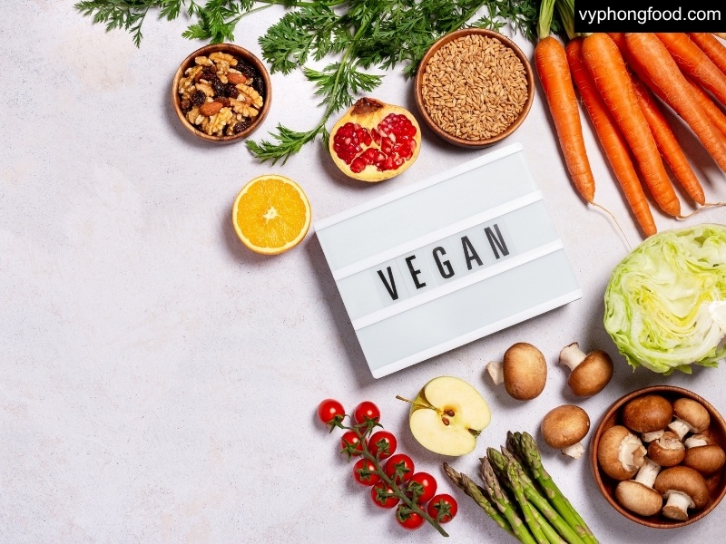 Ly thủy tinh chứa bột ngũ cốc dinh dưỡng cho người thuần chay greenmax pha nóng, giàu đạm thực vật và ngũ cốc nguyên cám, tăng cường b12–canxi–vitamin d, lựa chọn thông minh giúp cân bằng dinh dưỡng và giảm rủi ro sức khỏe; sản phẩm nhập khẩu chính ngạch tại vyphongfood.com.