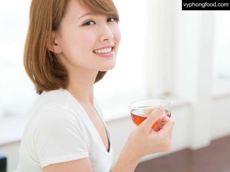 Assorted cups of South African Rooibos tea—some black, some with milk, hot and iced—showcasing a caffeine-free, antioxidant-rich herbal drink loved around the world for wellness and immune support.