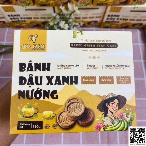 Hộp bánh đậu xanh nướng QNA Farm 150g giòn rụm trên nền trời xanh - Đặc sản quà quê Việt Nam