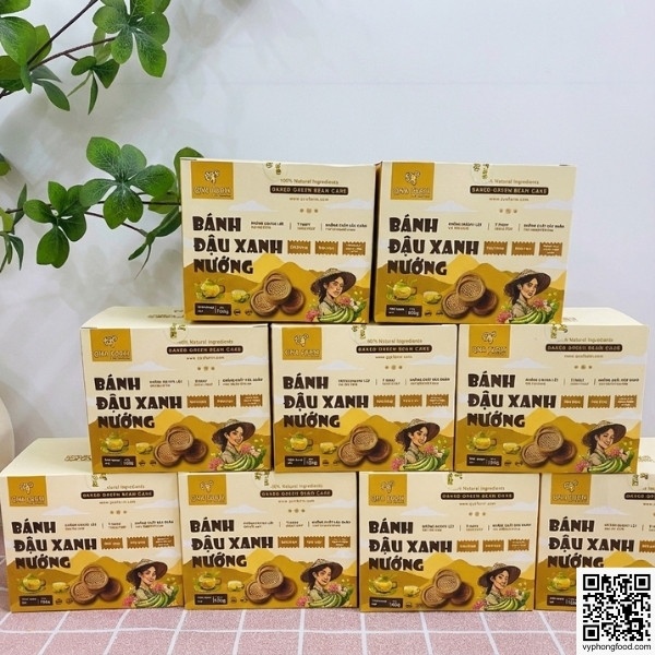 Hộp bánh đậu xanh nướng QNA Farm 150g giòn rụm trên nền trời xanh - Đặc sản quà quê Việt Nam