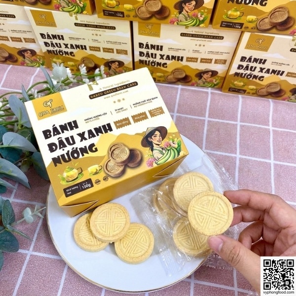 Hộp bánh đậu xanh nướng QNA Farm 150g giòn rụm trên nền trời xanh - Đặc sản quà quê Việt Nam